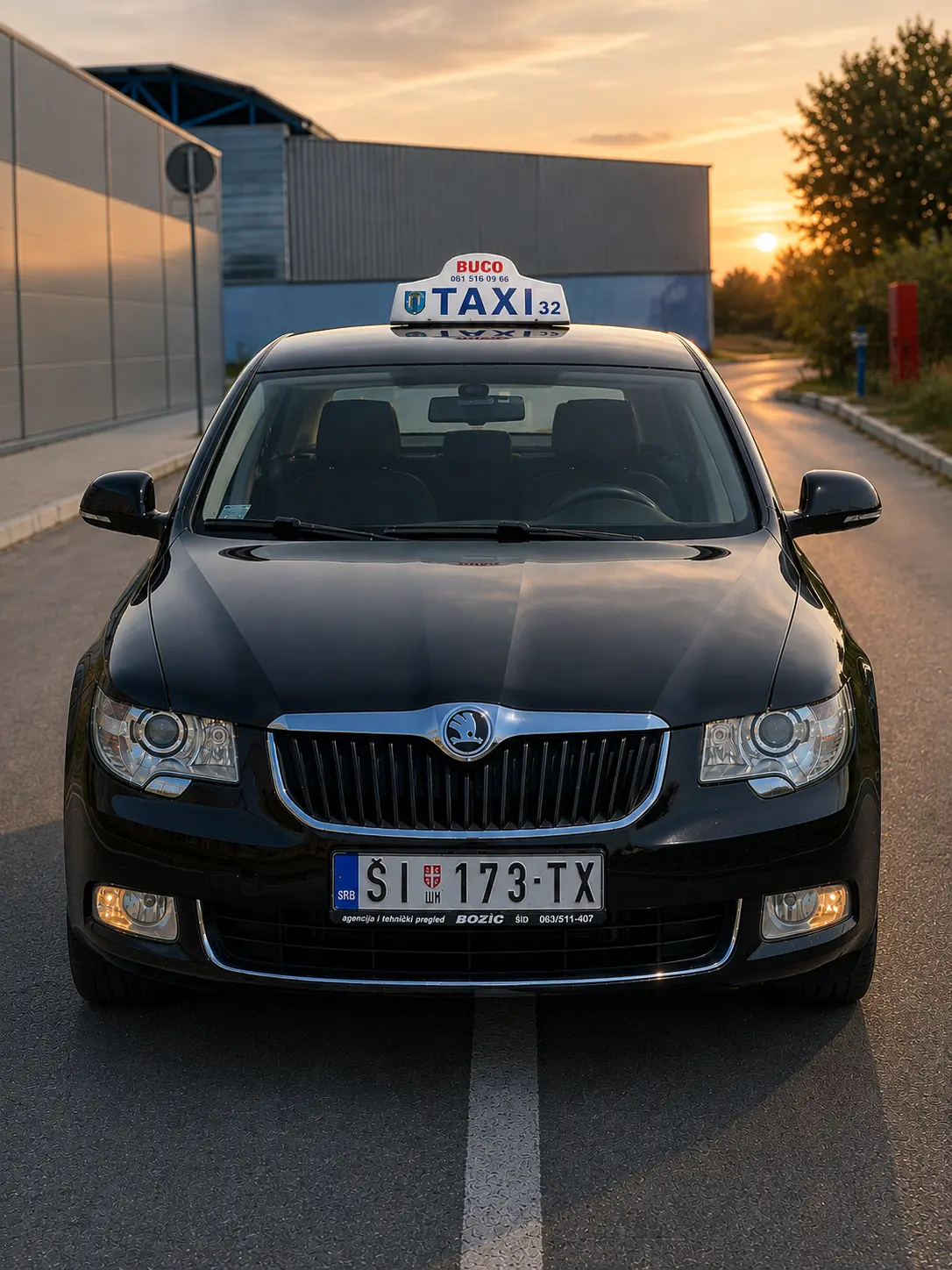 Prednja strana taxi vozila sa krovnom TAXI oznakom