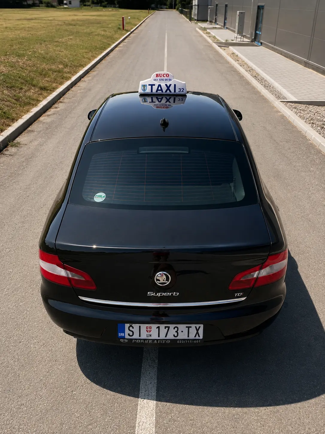 Zadnji deo Škode Superb taxi vozila sa registracijom ŠI 173-TX
