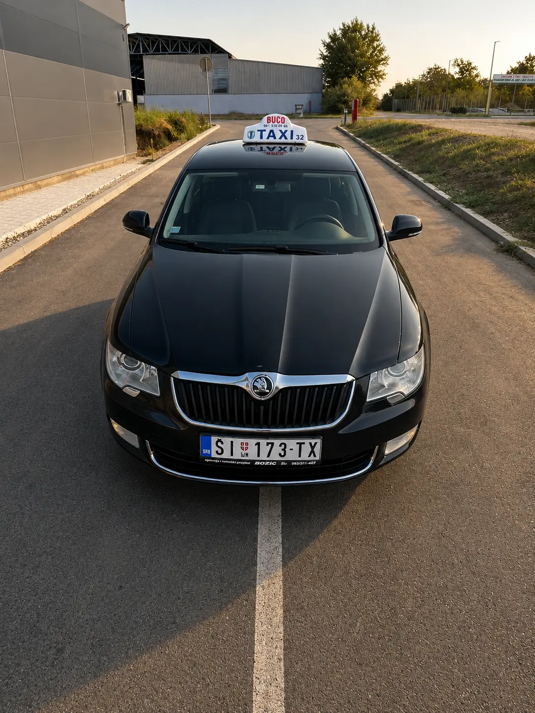 Čelni prikaz taxi vozila Taxi Šid Buco sa registracijom ŠI 173-TX