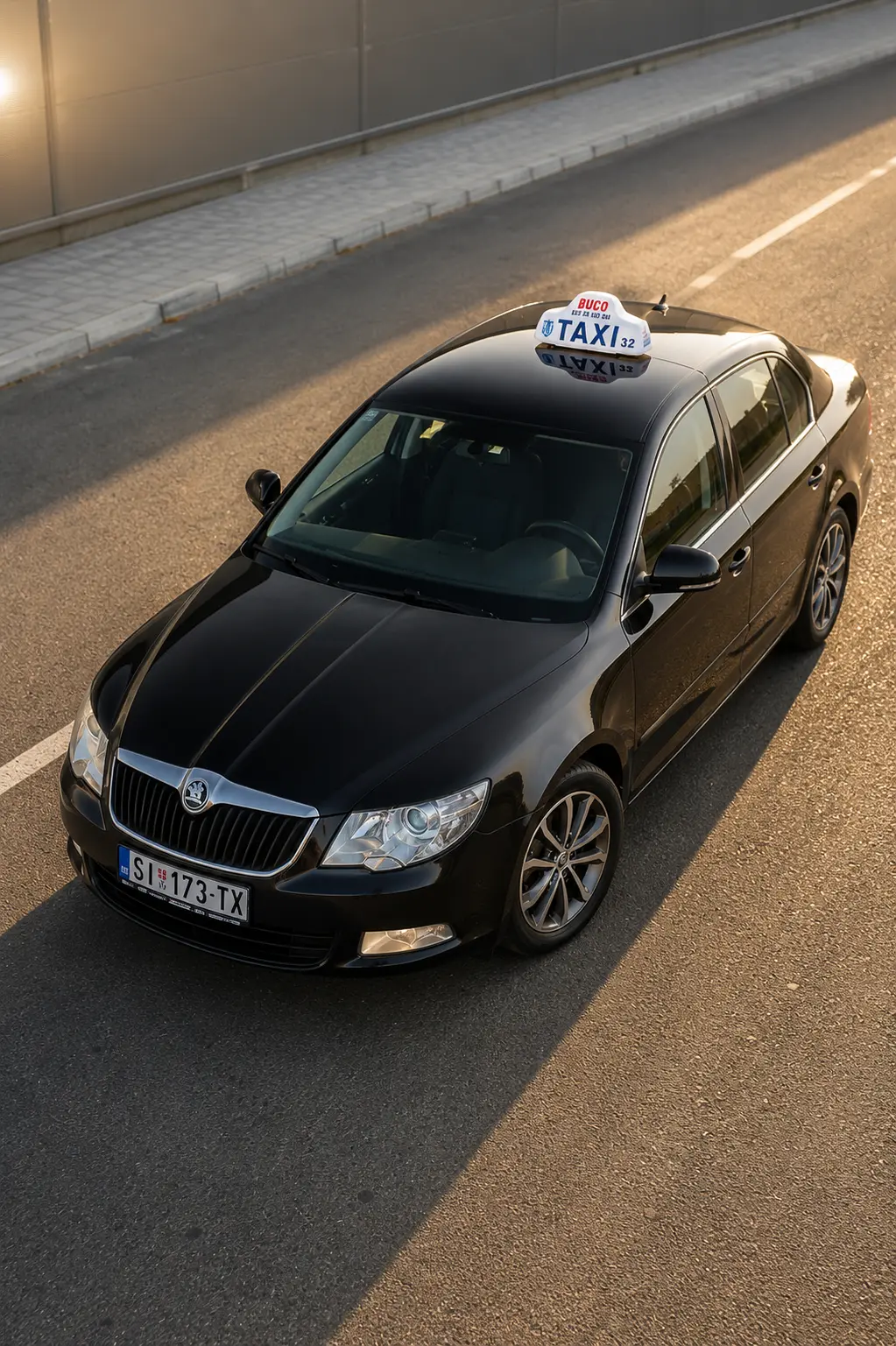 Taksi vozilo Taxi Šid Buco na saobraćajnici pored poslovne zgrade u Šidu